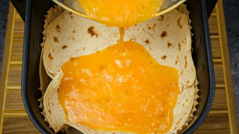 Questo semplice gesto trasforma tortillas e uova in una colazione da sogno…