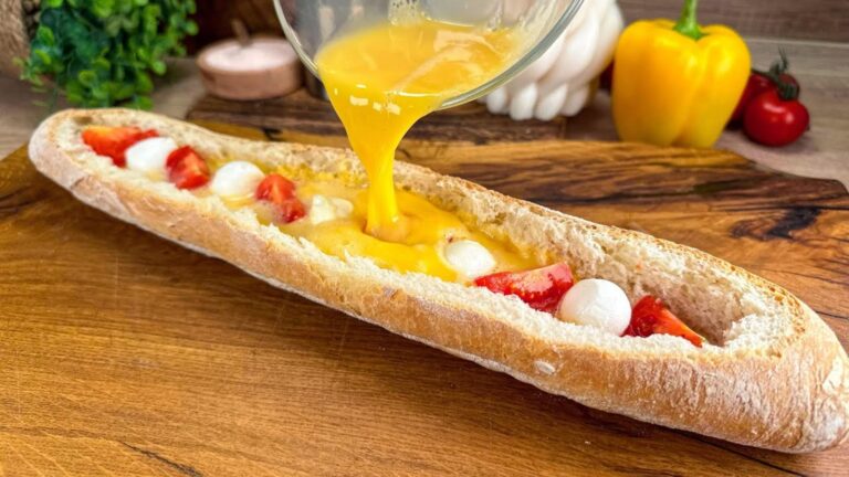 Questo semplice gesto trasforma il tuo baguette in un piatto da sogno…