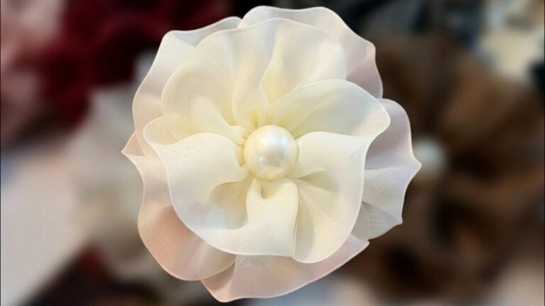 Un’idea davvero semplice per trasformare nastri in splendidi fiori per i tuoi accessori…