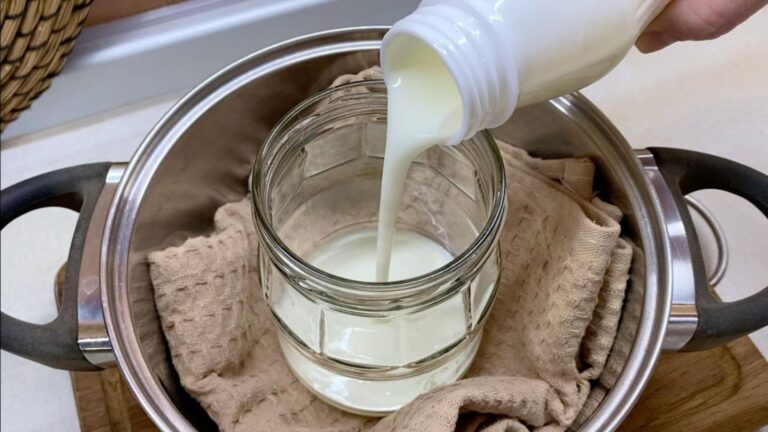 Questo semplice gesto in cucina trasforma lo yogurt in una delizia…