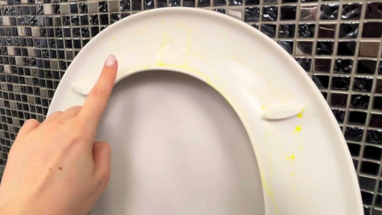 Questo metodo semplice per eliminare le macchie gialle cambierà il tuo bagno…