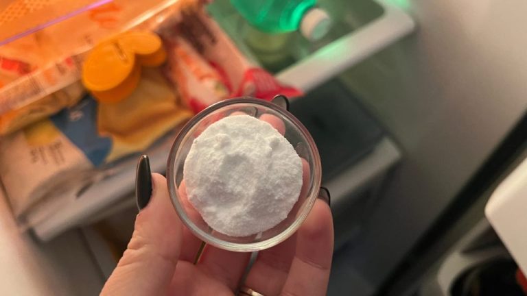 Metti il bicarbonato di sodio in frigorifero tutta la notte e scopri il risultato sorprendente!