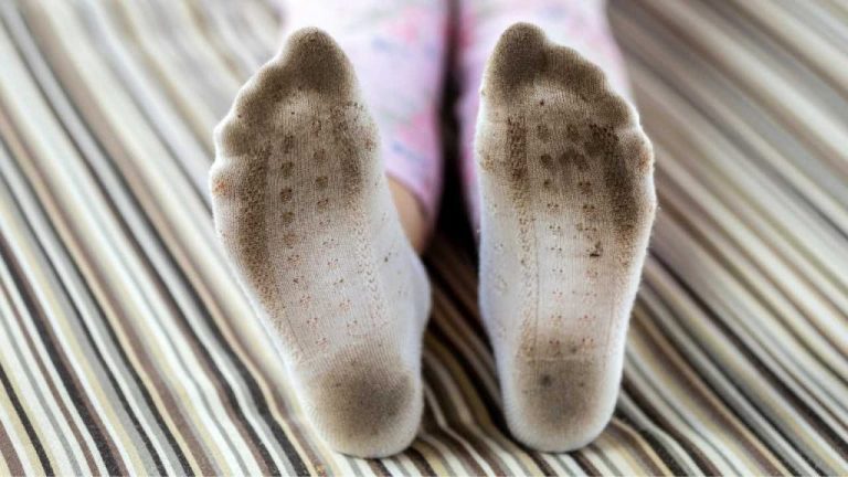 Addio cattivi odori delle calze: il rimedio naturale per eliminarli per sempre