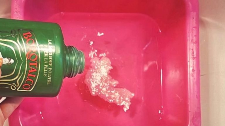 Il trucco per risparmiare tempo nel pulire con la polvere per bambini in acqua tiepida