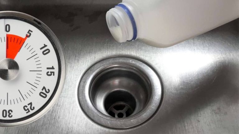 Versa del latte nel lavandino: ecco cosa accade dopo 5 minuti!