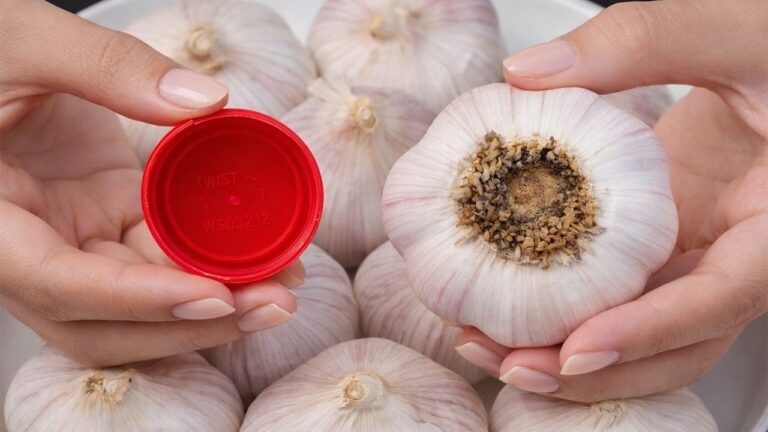 Sbucciare aglio in 10 secondi: il trucco che ti cambierà la vita in cucina!